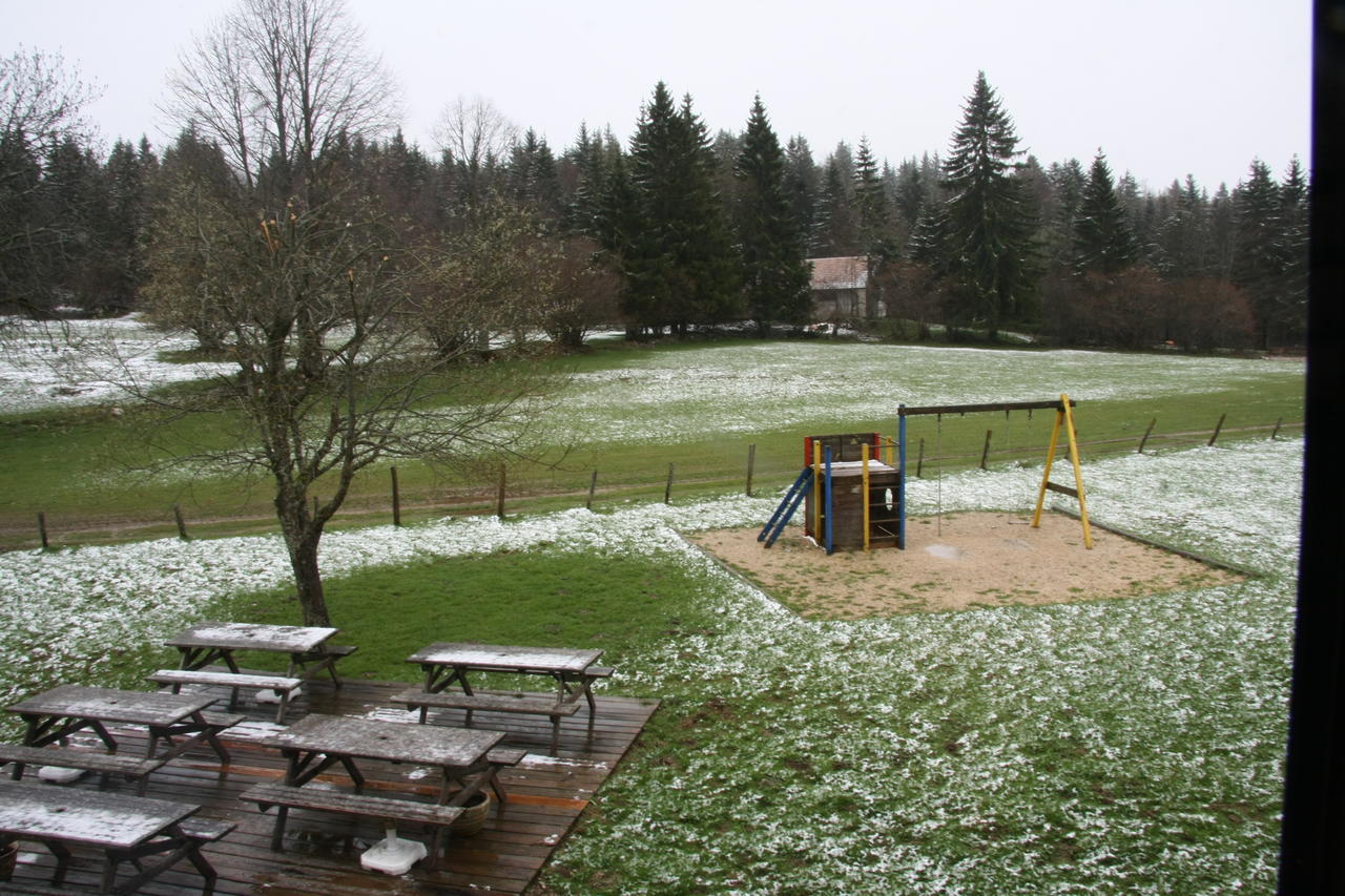 Auberge De La Perdrix Hauterive-la-Fresse ภายนอก รูปภาพ